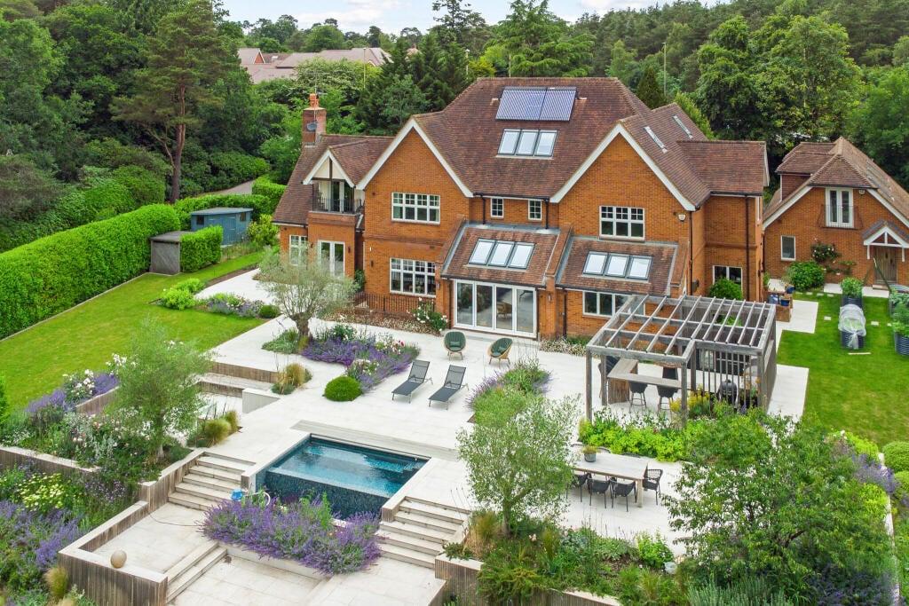 Luxury Mansion in Farnham with Pool, Gym & EV Charger