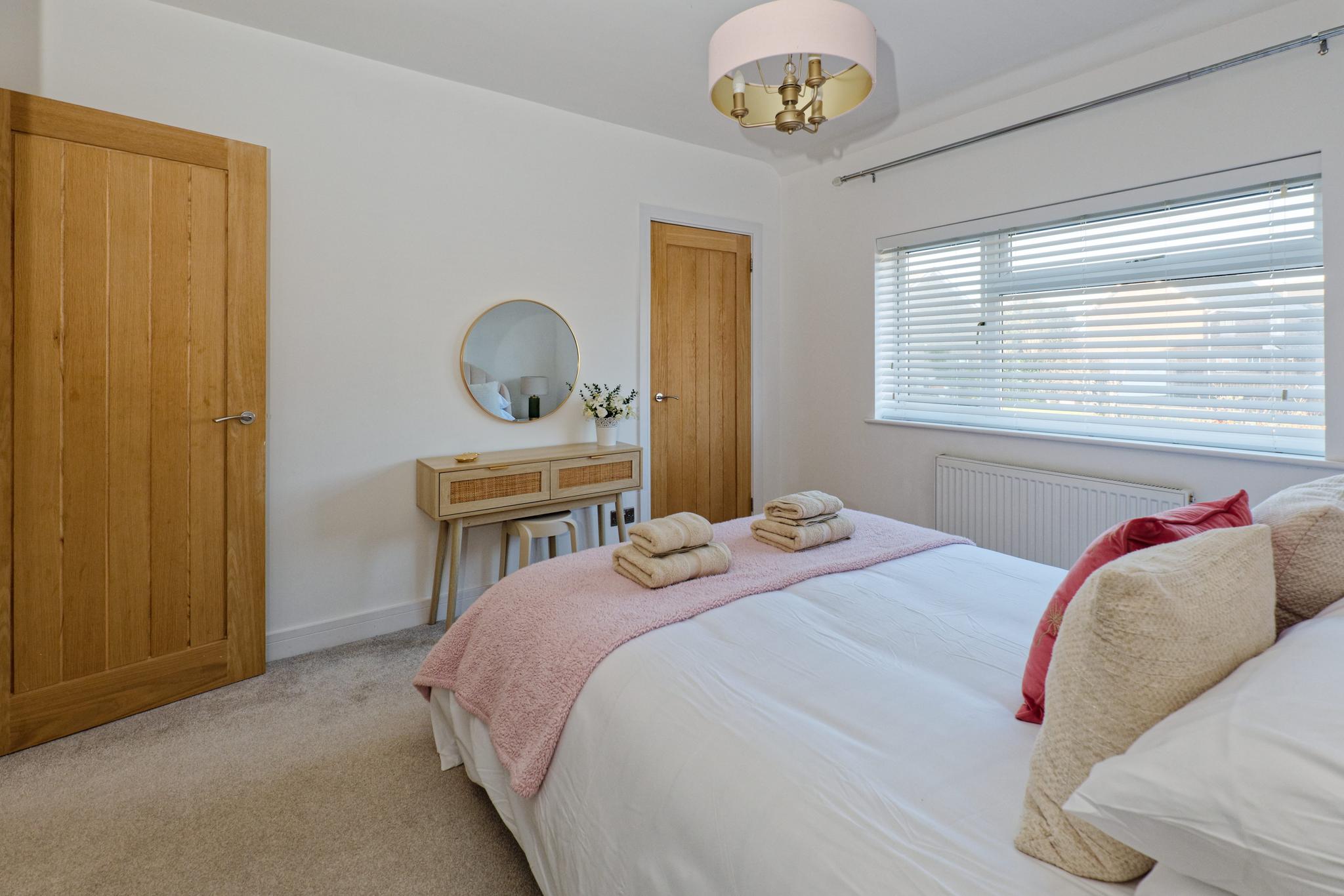 Stylish 3BR House with Free Parking & Garden6