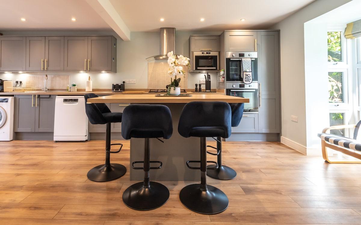 Modern 4 Bed Home | Parking | Near Basingstoke3