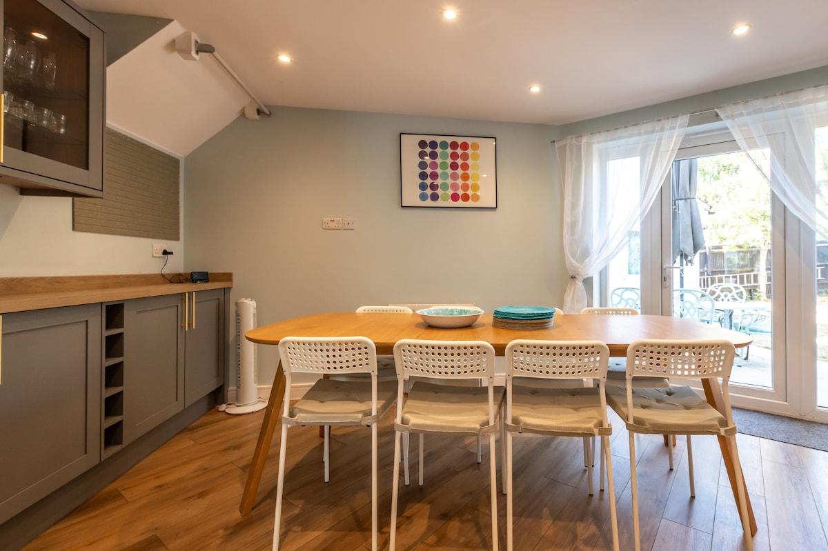 Modern 4 Bed Home | Parking | Near Basingstoke4