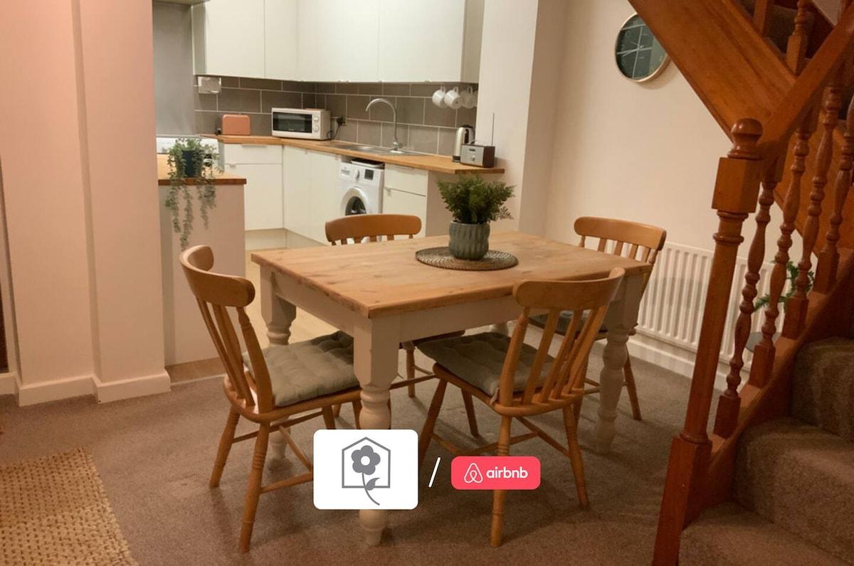 AwayOnBusiness | Character Cosy Town House4