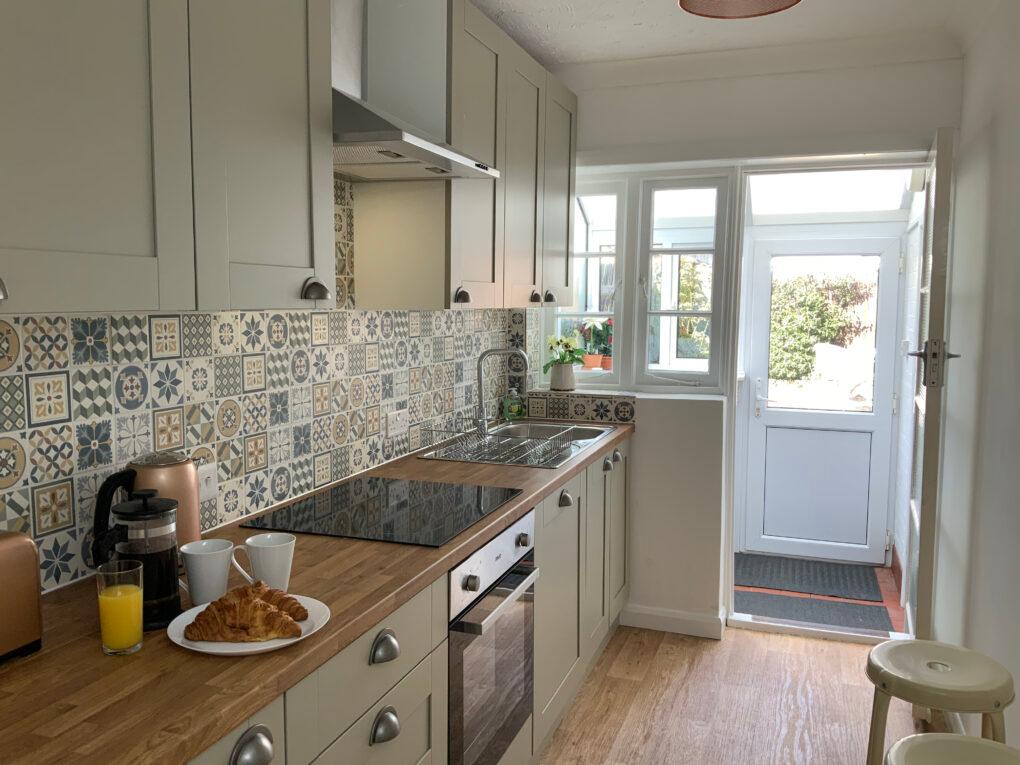 AwayOnBusiness | Light Sunny Detached House Garden3